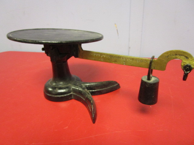 lot 330 image: VINTAGE CLAW-FOOT TABLE SCALE MADE BY THE CHICAGO SCALE CO.