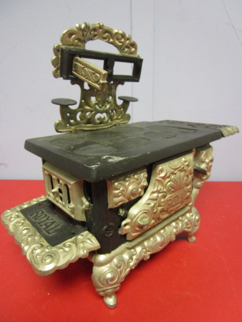 lot 331 image: VINTAGE ROYAL CAST-IRON SALESMANS SAMPLE STOVE