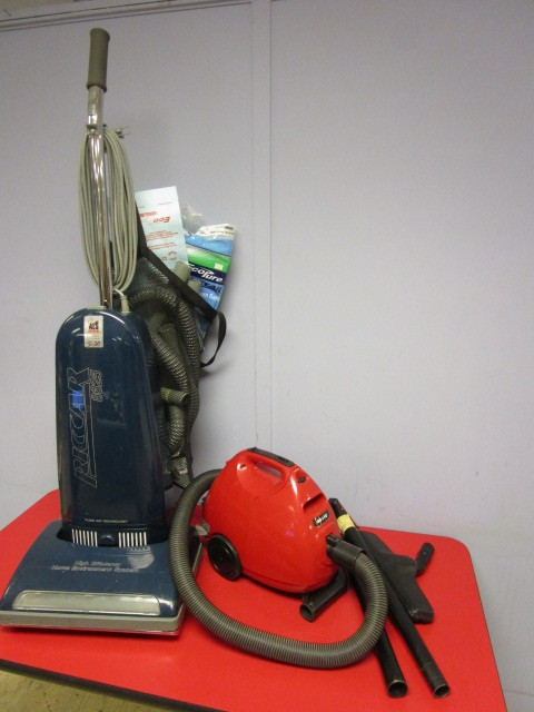 lot 337 image: RICCAR HOUSEHOLD VACUUM AND A SANYO HAND VACUUM