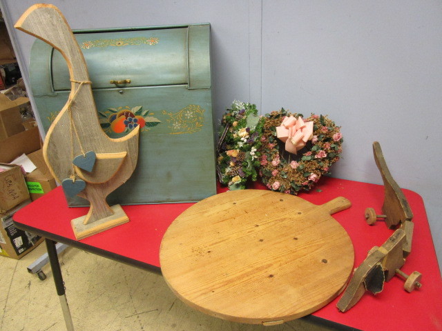 lot 343 image: VINTAGE SLIDE-TOP DECORATIVE CANISTER, WOOD PIZZA SERVER, OTHER DECORATIVE HOUSEWARES