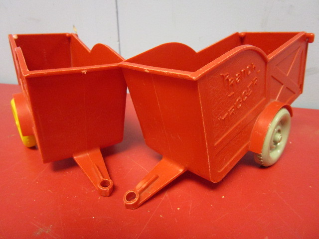 lot 349 image: VINTAGE ROY ROGERS DOUBLE R RANCH COLLECTIBLE HORSE TRAILERS