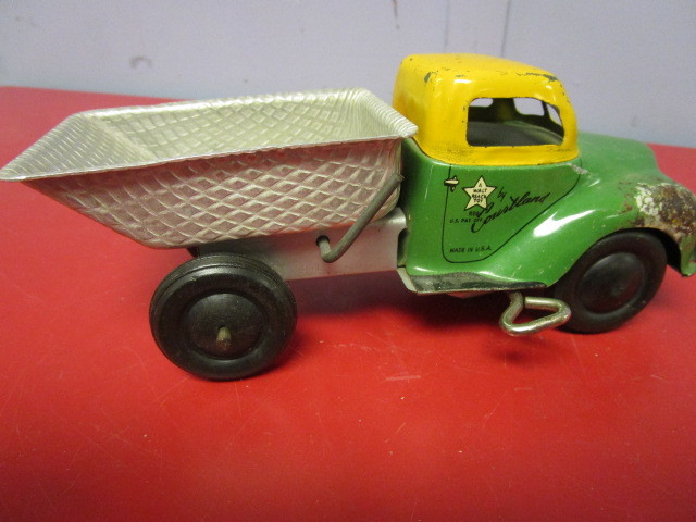 lot 353 image: VINTAGE WALT REACH TOY WIND-UP DUMP TRUCK BY COURTLAND