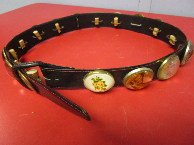 lot 355 image: VINTAGE HORSE BELT WITH DECORATIVE GLASS ARTWORK PIECES