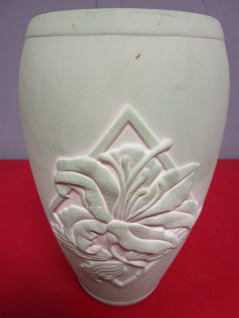 lot 372 image: VINTAGE DECORATIVE CLAY VASE