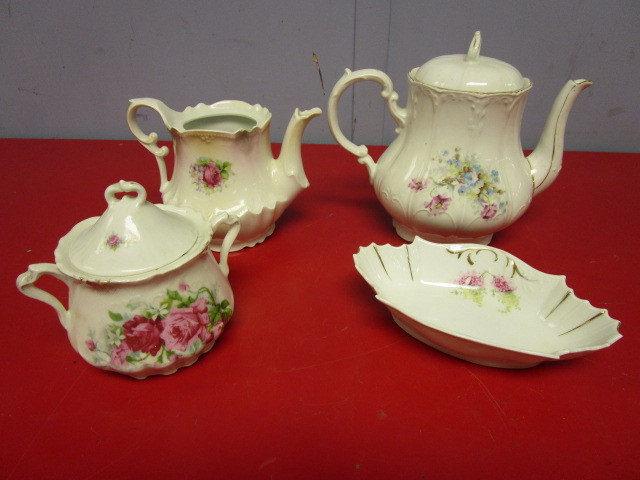 lot 378 image: VINTAGE CHINAWARE TEA SET