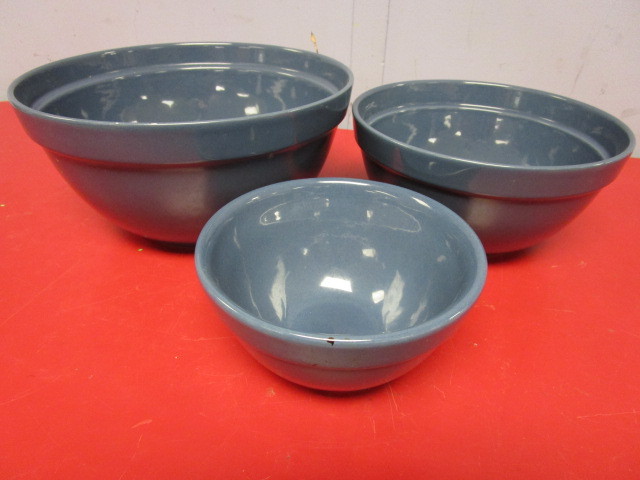 lot 382 image: VINTAGE TREASURE CRAFT 3-PIECE POTTERY BOWL SET