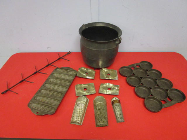 lot 383 image: VINTAGE GRISWOLD CAST-IRON CORNBREAD BAKING PAD, AND OTHER KITCHEN WARE