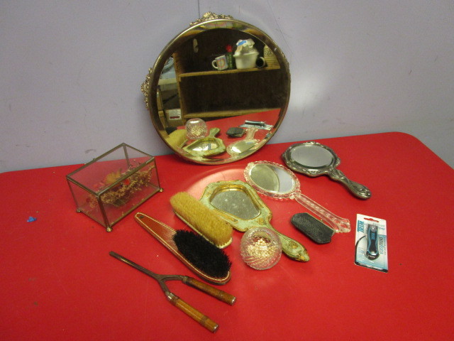 lot 396 image: VINTAGE DECORATIVE WALL AND HANDHELD MIRRORS, ASSORTED BATHROOM ITEMS