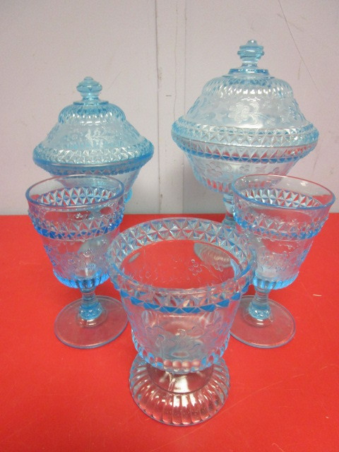 lot 399 image: VINTAGE DECORATIVE GLASS CANDY DISHES AND GLASSES
