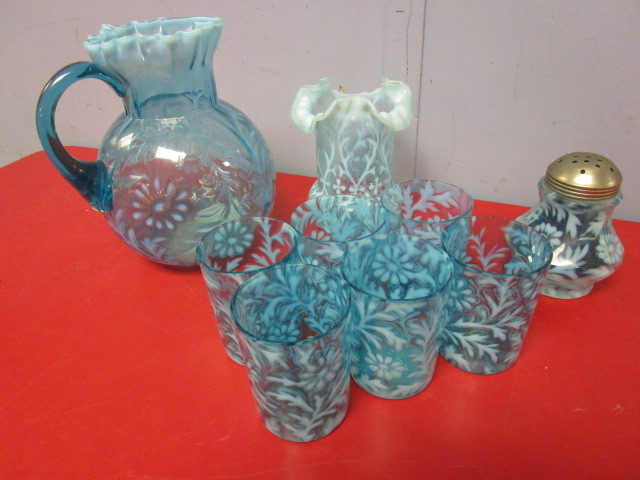 lot 400 image: VINTAGE DECORATIVE GLASS PITCHER AND GLASSES SET