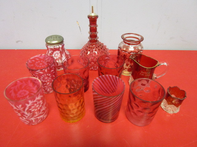 lot 405 image: VINTAGE DECORATIVE GLASSWARE