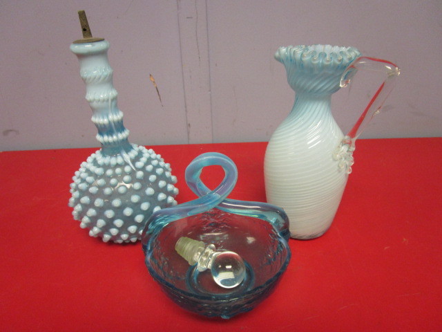 lot 407 image: VINTAGE DECORATIVE GLASSWARE
