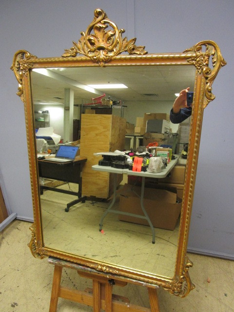 lot 423 image: VINTAGE DECORATIVE MIRROR