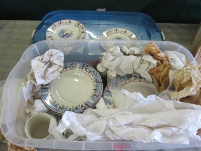 Holiday Dinnerware 8 dinner plates,...