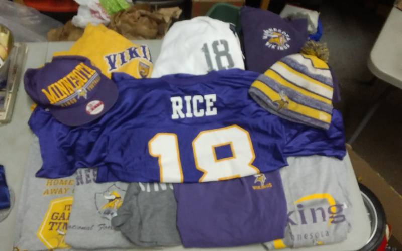 lot 4 image: Lot Of Assorted Vikings Apparel
