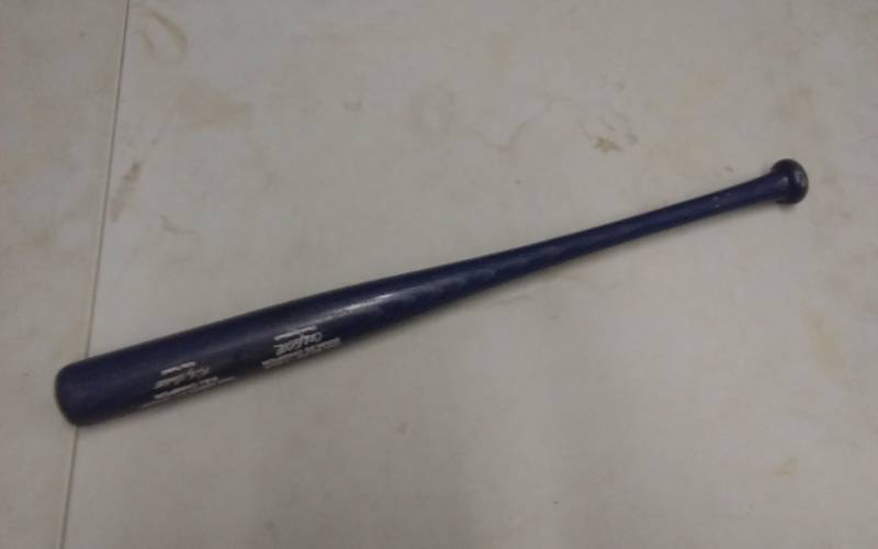 lot 11 image: 1994 MN Twins Louisville Slugger Bat Featuring Chuck Knoblauch & Kirby Puckett With Autographs