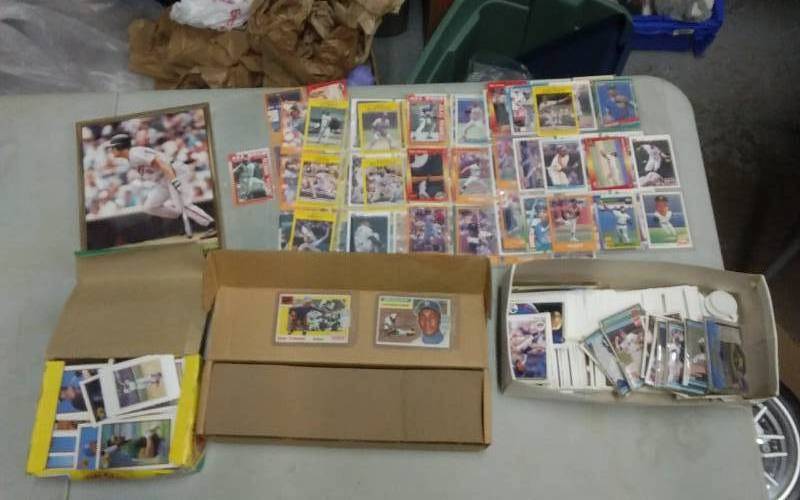 lot 14 image: Lot Of Baseball Cards
