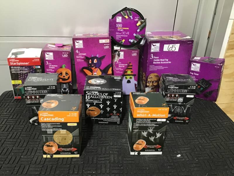 lot 65 image: Lot of Outdoor Halloween Decorations- Mixed lot of new and store returned Halloween lawn dcor