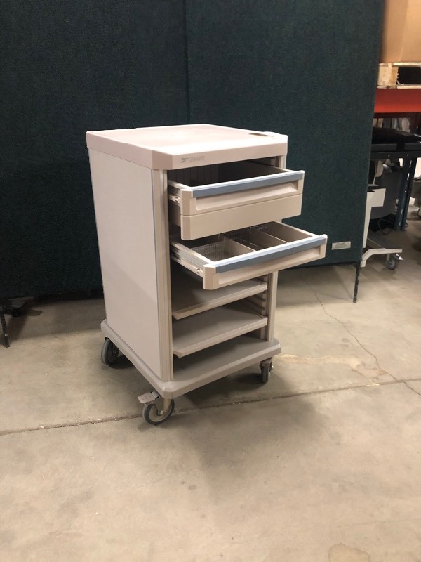 lot 4 image: MSRP #2500 Metro StarSYS 2 Drawer 3 Slide Out Shelves Medical Cart With Locking Wheels - Great Condition
