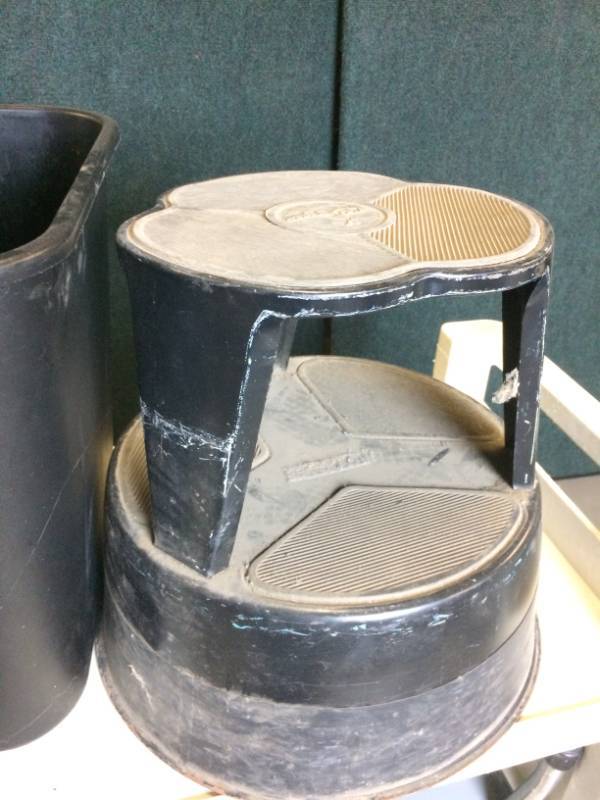 lot 50 image: Kik Rolling Step Stool and Trash Recepticle