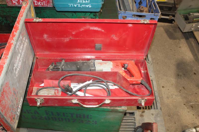 lot 117 image: Milwaukee Heavy Duty Sawzall with Case