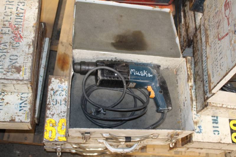 lot 146 image: Bosch Bulldog 58in. Rotary Hammer Drill with Case