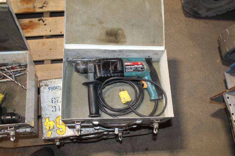lot 148 image: Bosch Bulldog 58in. Rotary Hammer Drill with Case