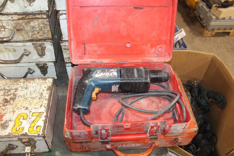 lot 164 image: Bosch Bulldog 58in. Rotary Hammer Drill with Case