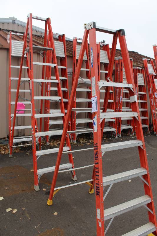 lot 34 image: Lot of (3) Werner Commercial Platform Ladders