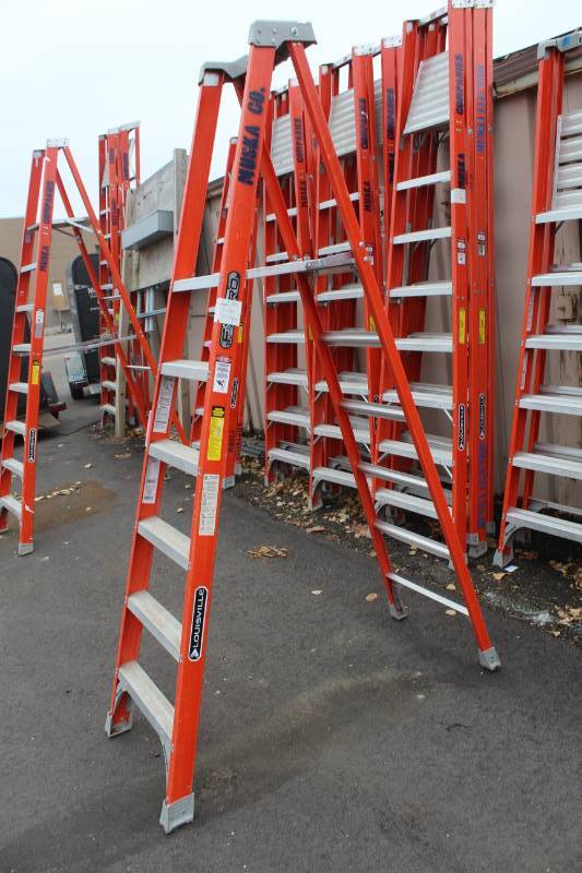 lot 39 image: Lot of (2) Louisville 6ft. Commercial Platform Ladders
