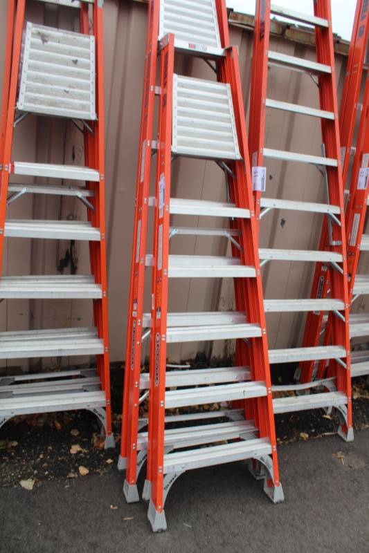 lot 40 image: Lot of (2) Louisville Commercial Platform Ladders