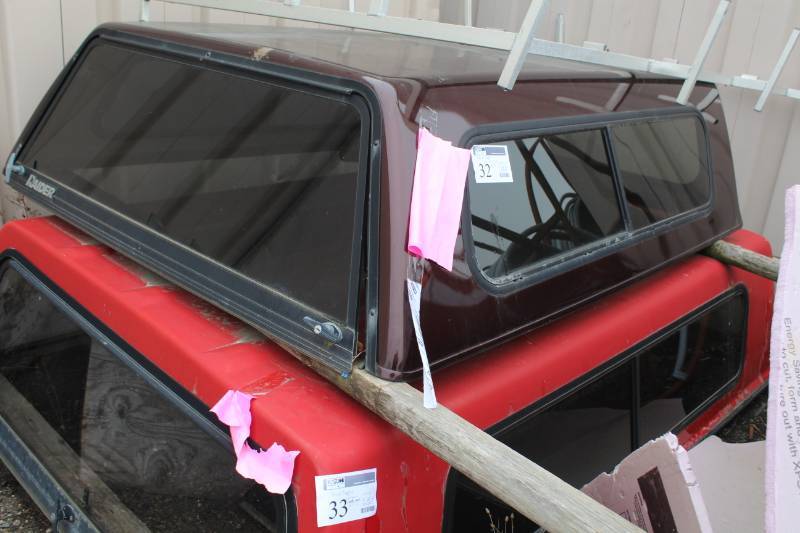 lot 32 image: 1990s Ford F-150 Pickup Truck Short Bed Topper