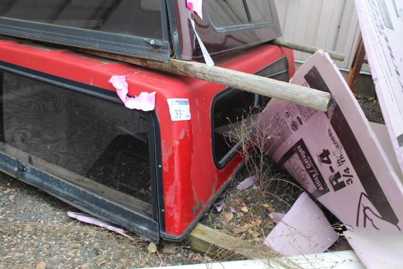 lot 33 image: Pickup Truck Bed Topper