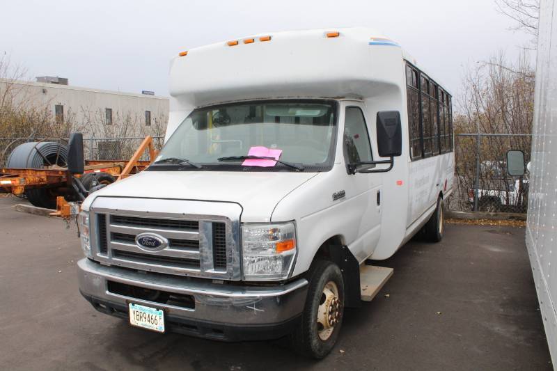 lot 9 image: 2009 Ford E-450 Super Duty Cube Van