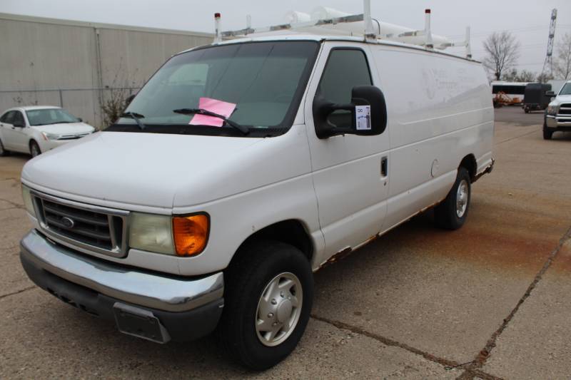 lot 8 image: 2004 Ford E350 Econoline Super Duty 3-Door Extended Cargo Van