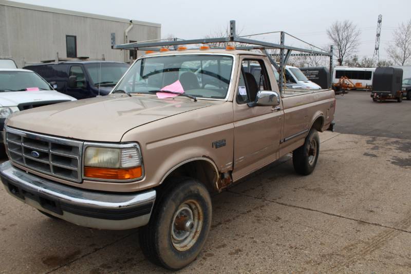 lot 4 image: 1997 Ford F-250 XLT Lariet 2-Door Regular Cab Pickup Truck