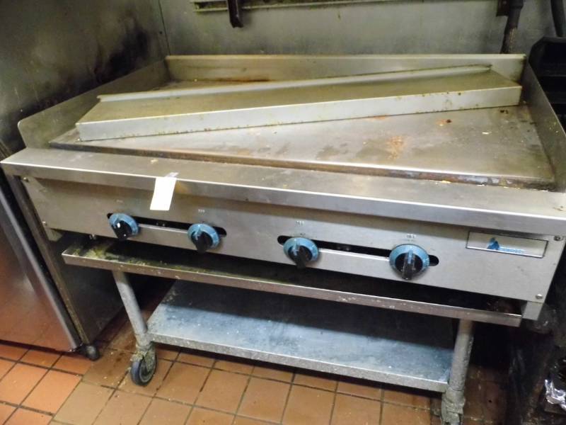 lot 18 image: Aurara Flat Top Grill w Table