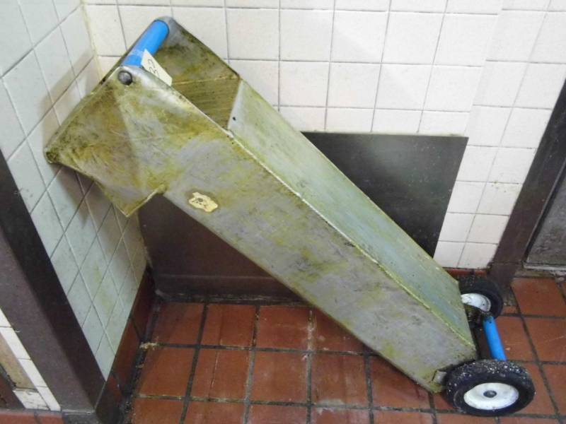 lot 32 image: Grease Trolly