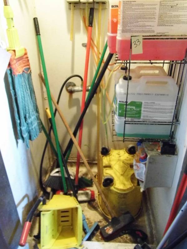 lot 33 image: Mop Bucket - Ecolab Items - Brooms
