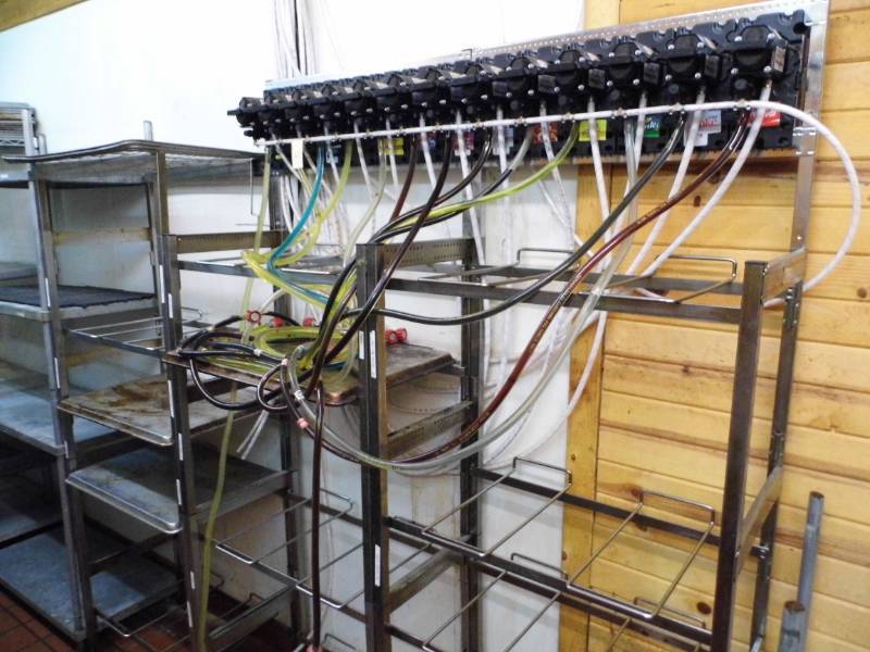 lot 62 image: 3 Racks - Flojet System