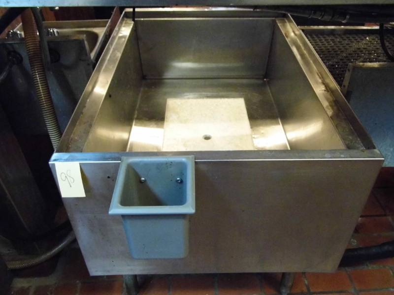 lot 98 image: Ice Bin