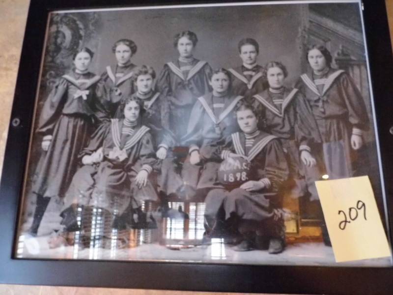 lot 209 image: Womens Basketball Picture