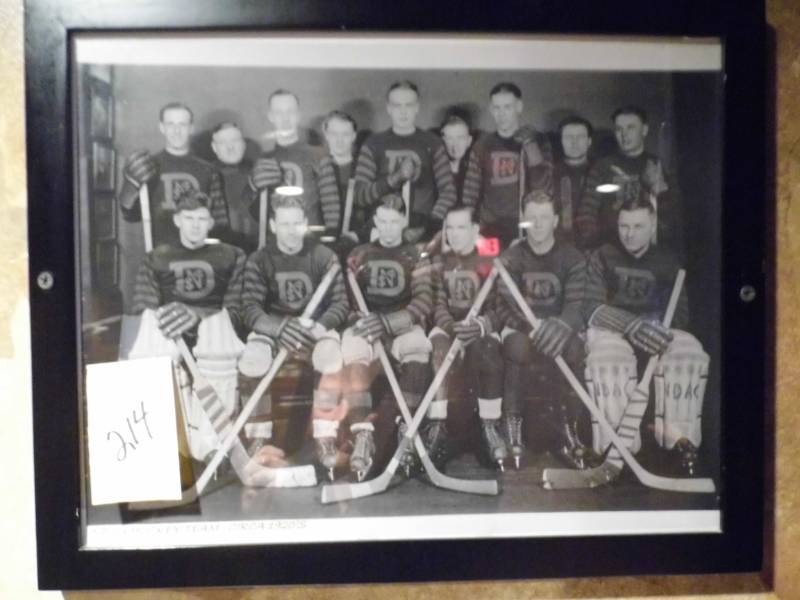 lot 214 image: Hockey Picture