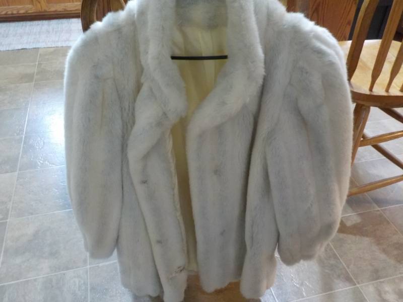 Womens Imitation WhiteGrey Fur Co...