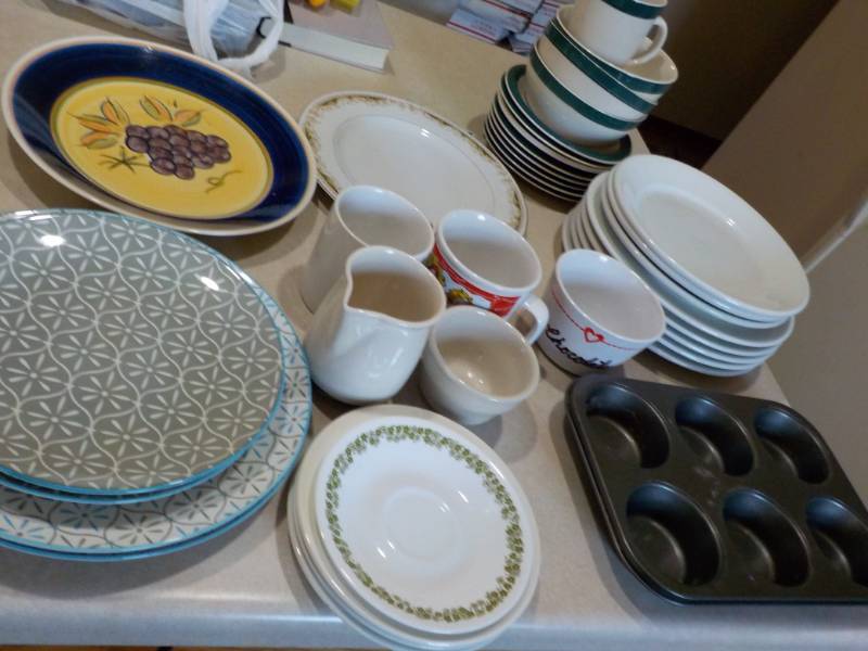 Kitchen Lot in a covered tote...