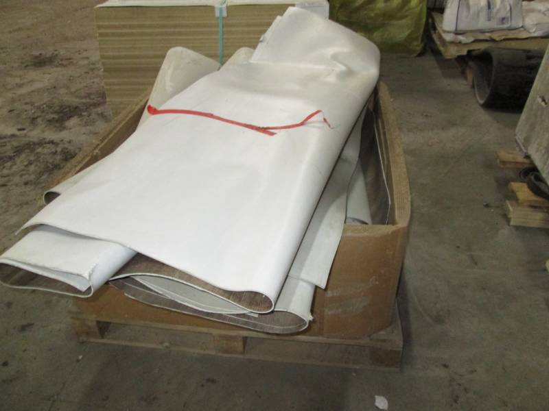 lot 19 image: Large pallet box filled with linole...
