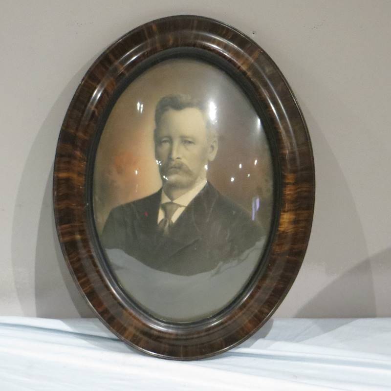 lot 6 image: Portrait in Oval Frame