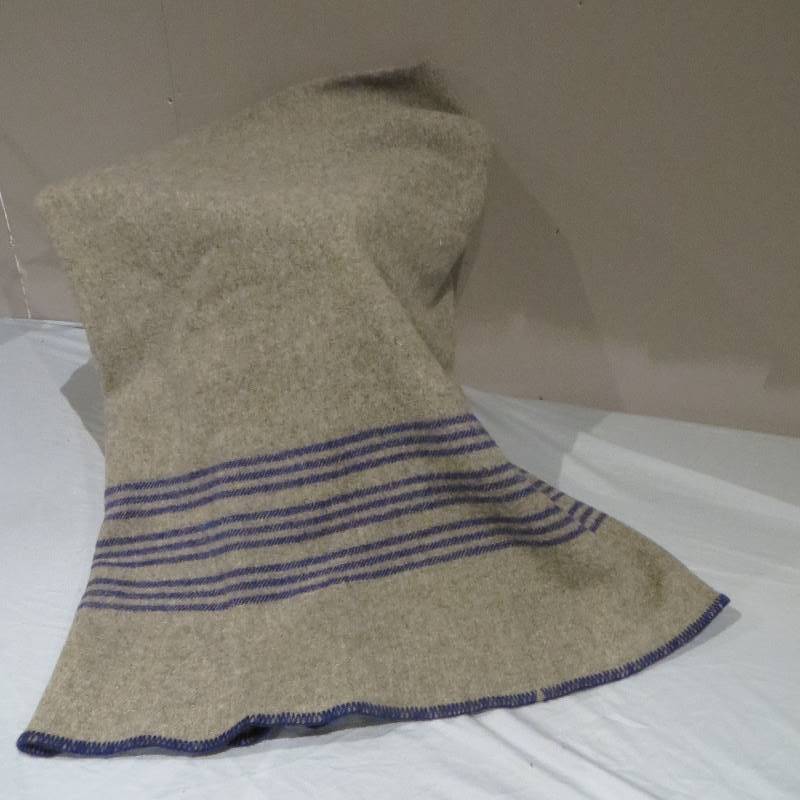 lot 20 image: VINTAGE Silvertone Wool Blanket