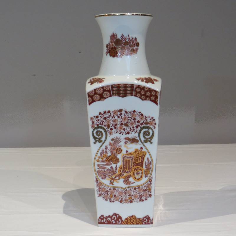 lot 25 image: Decorative Vase