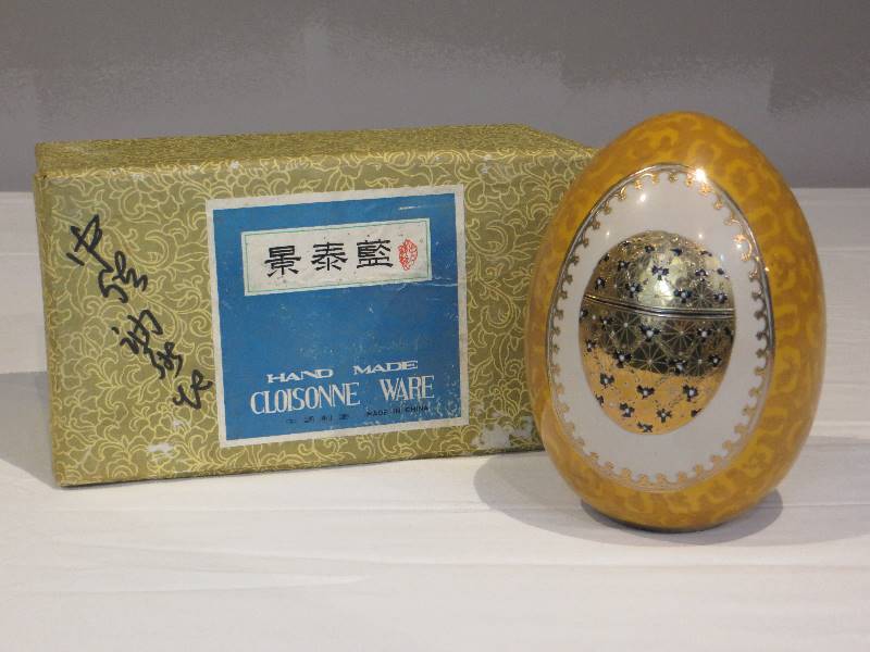 lot 32 image: Decorative Egg w Box